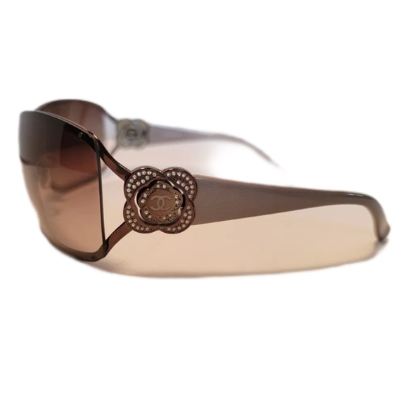 authentic Chanel brown gradient camelia sunglasses | black Chanel case included - Picture 4 of 11